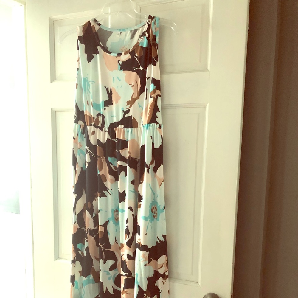 Long sleeveless patterned dress